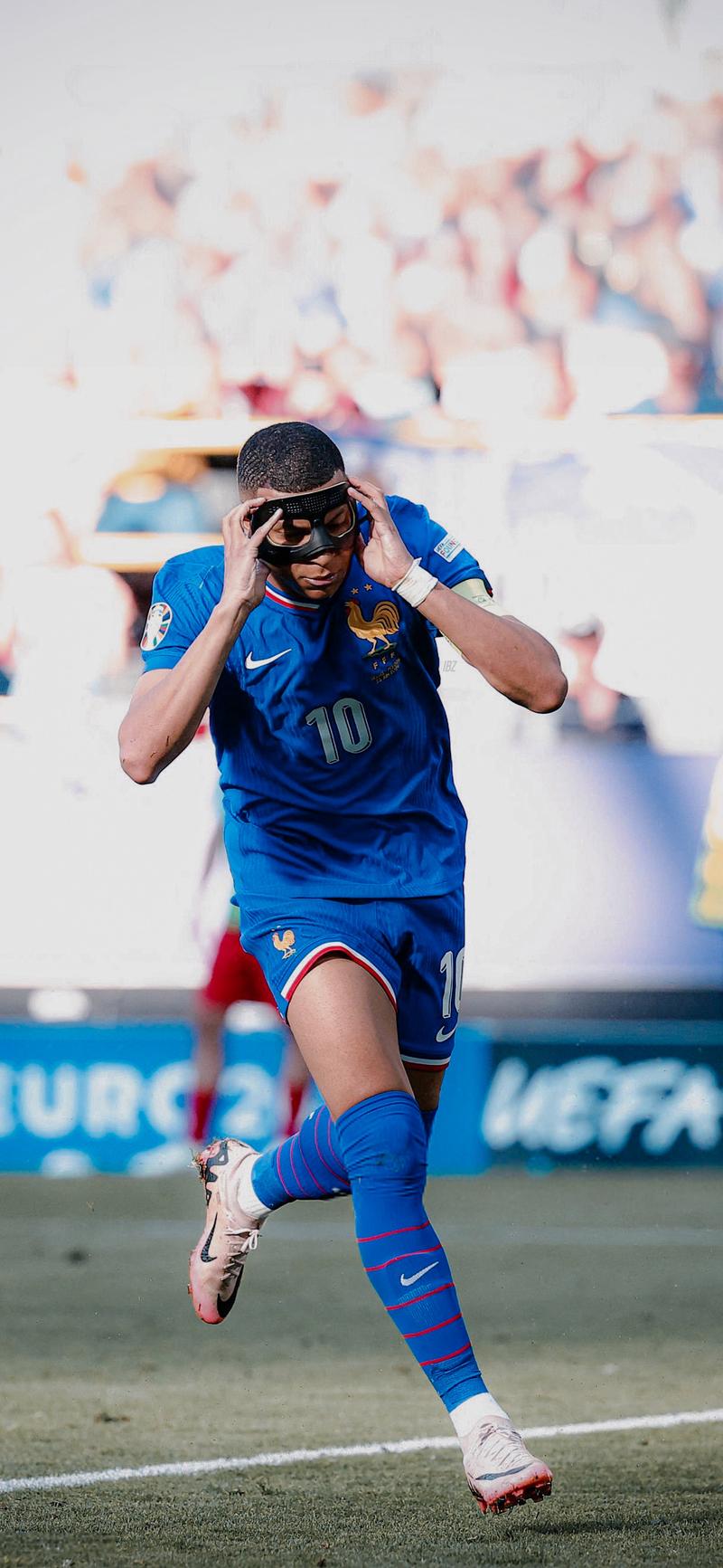 囧叔向裁判施压后染红，罗基：容忍这种行为问题会越来越严重（囧叔施压裁判遭红牌驱逐，罗基警告：纵容此类行为只会让问题愈演愈烈）