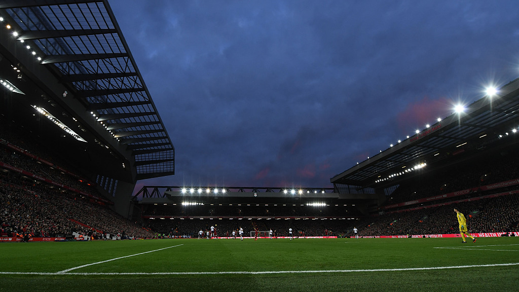 执法有温度，马宁在点球大战结束后，安慰南通队失点队员（温情执法：点球大战后，马宁安慰南通失点球员）