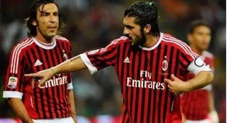 足球巴萨主帅称赞中场新核：不可替代