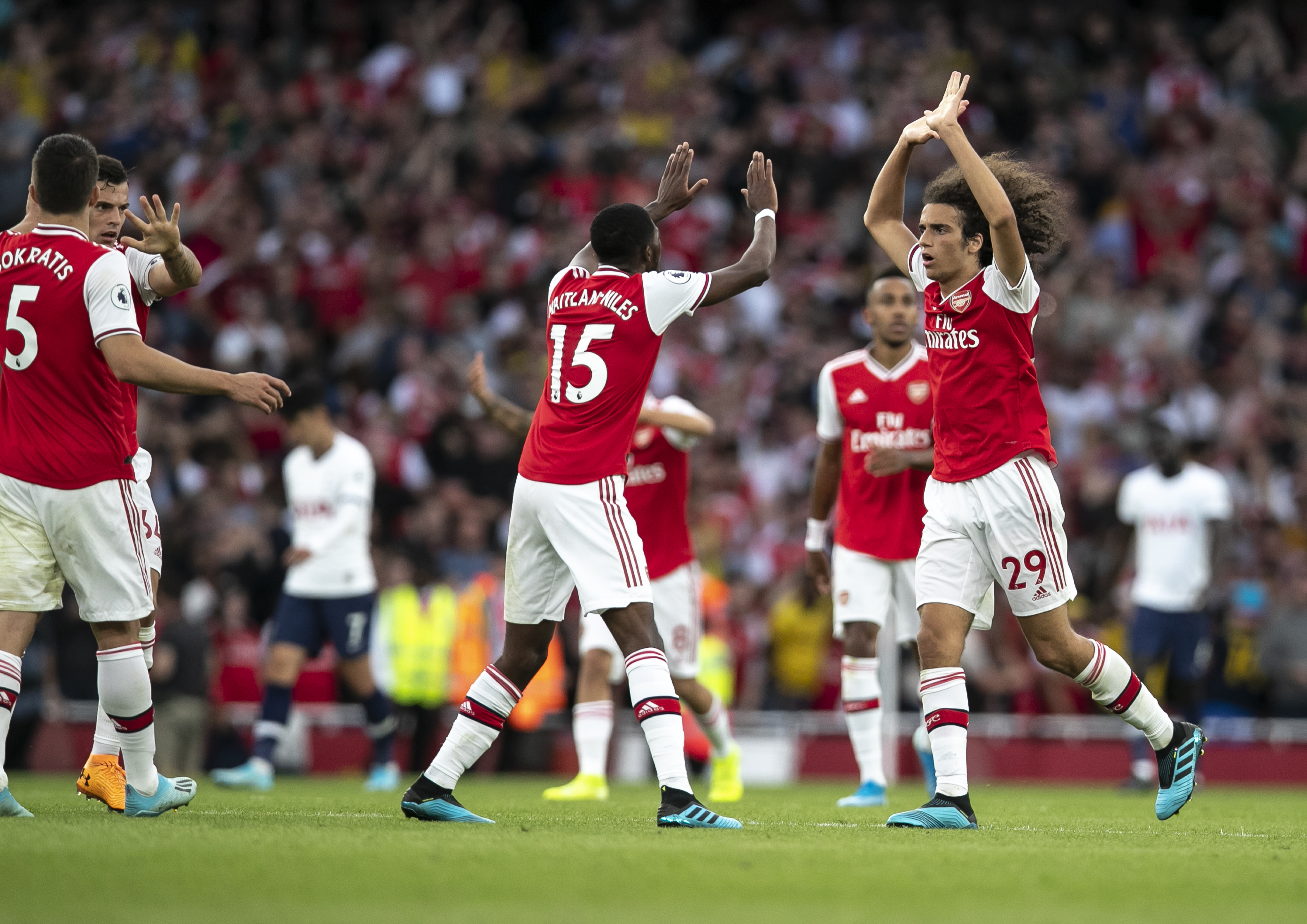 记者：尤文正努力与巴黎就穆阿尼达成协议，热刺也在争夺他