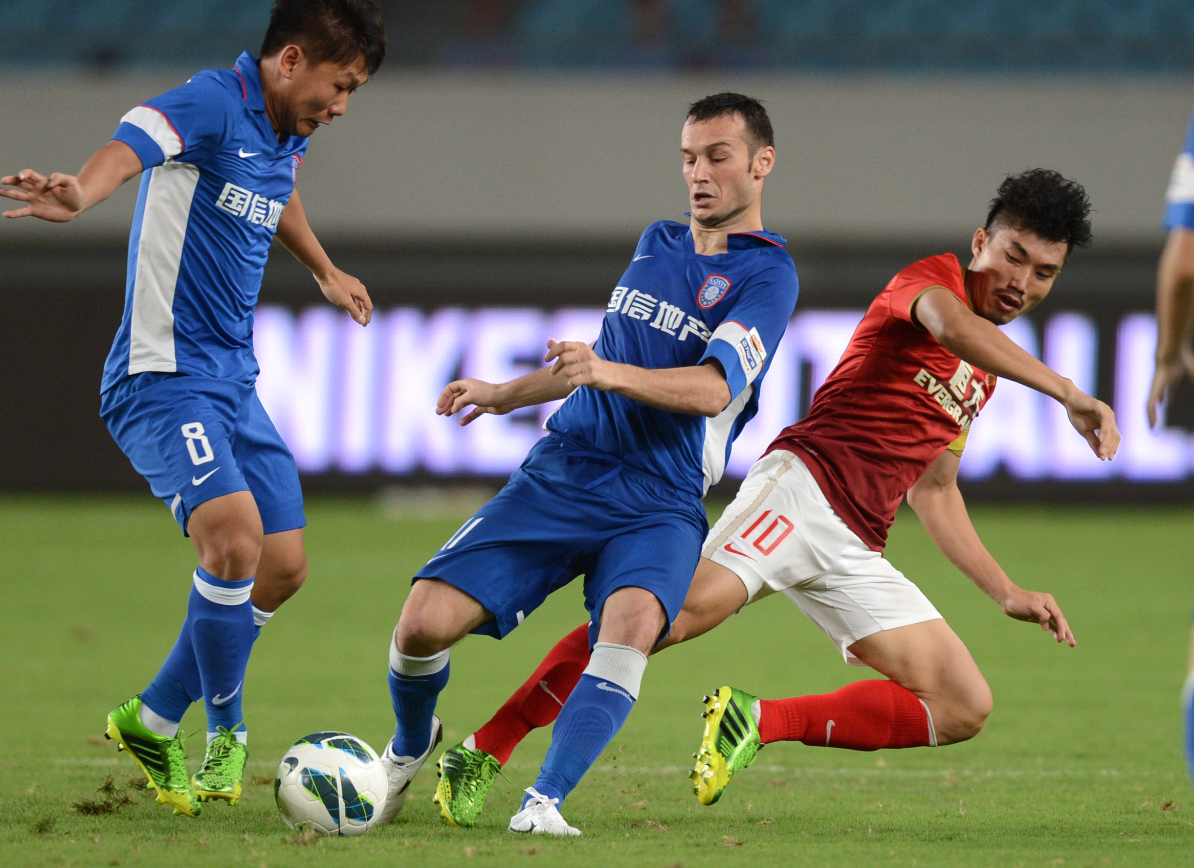 玉昆外援奥斯卡在老家开车时车辆突然起火，好在人没事（玉昆外援奥斯卡在老家驾车时突遇车辆起火，所幸人平安无恙）