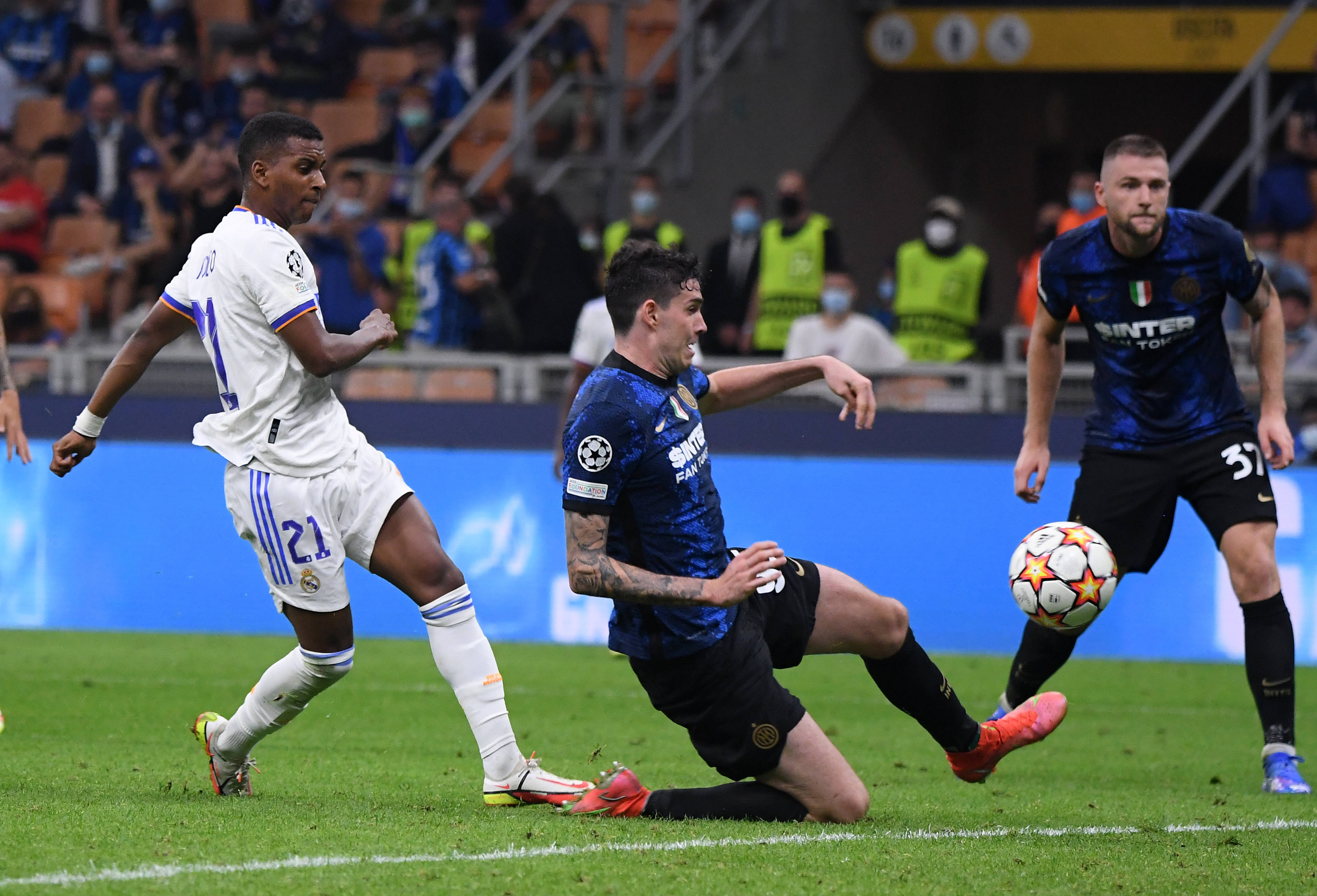 迈尼昂在加比亚社媒动态下留言，后者回复：请续约（迈尼昂现身加比亚社媒留言，加比亚回应：续约吧）