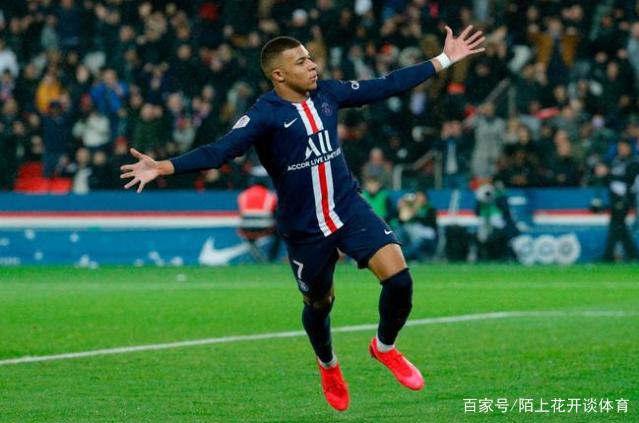 詹姆斯背后传球制造得分机会