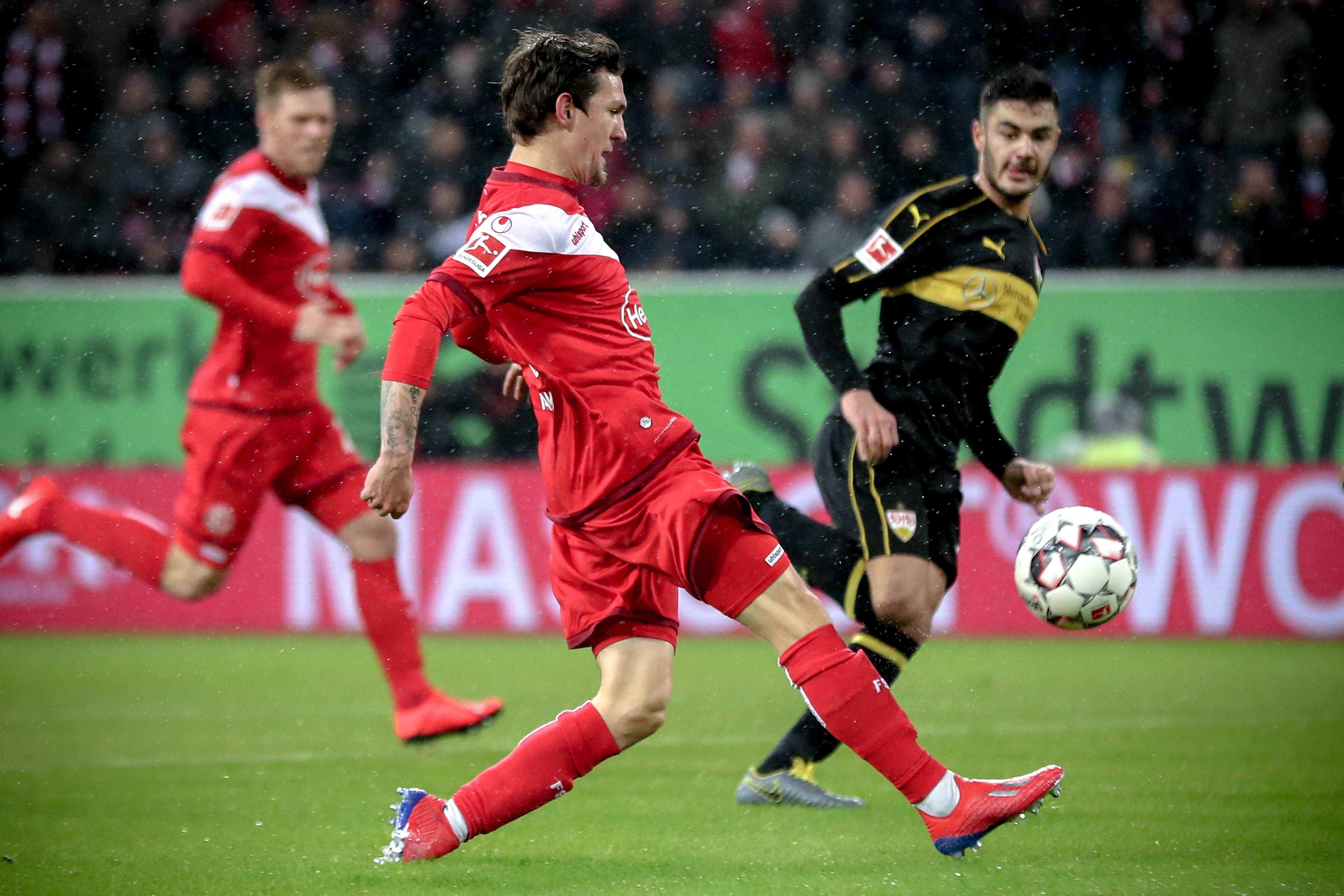 TA：曼城明夏可能签右后卫和右边锋，他们仍在关注利夫拉门托