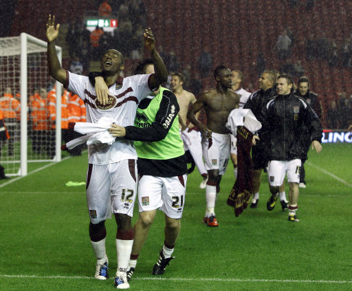 反身扣篮震撼全场