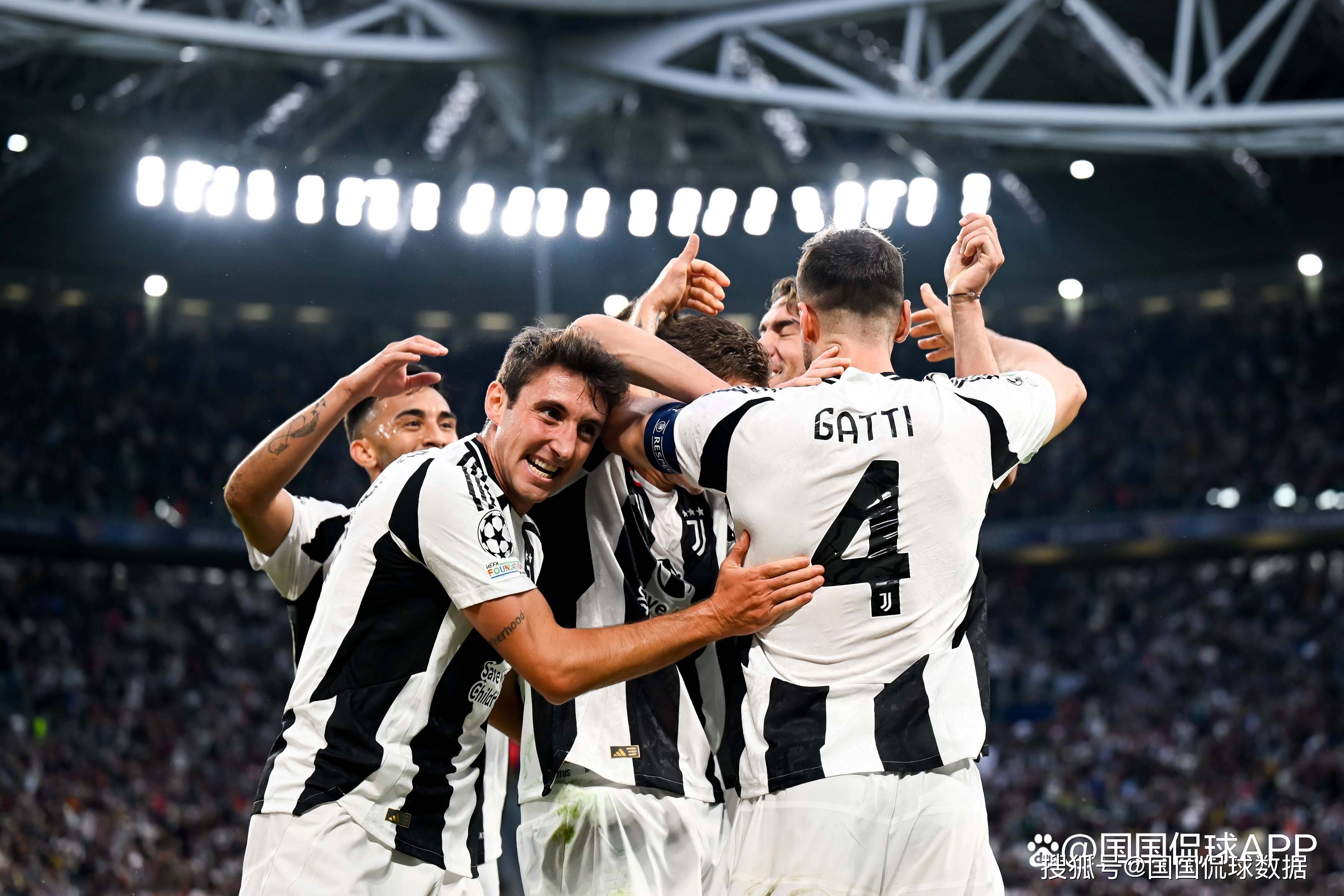 不服！萨拉赫：凯恩进球荒时媒体都相信他，轮到我就说去坐板凳（萨拉赫不满：凯恩进球荒照样被信任，到我这就要坐板凳？）