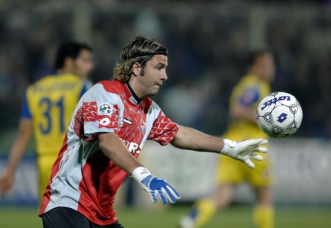 尼克斯重新找回主场气势（尼克斯再现主场统治力）