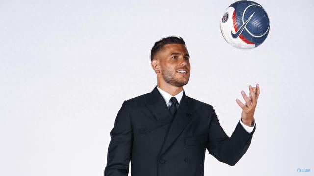 库蒂尼奥为小儿子庆祝生日，一家人身穿他效力过球队的球衣（库蒂尼奥为幼子庆生，全家身着其曾效力球队的战袍）