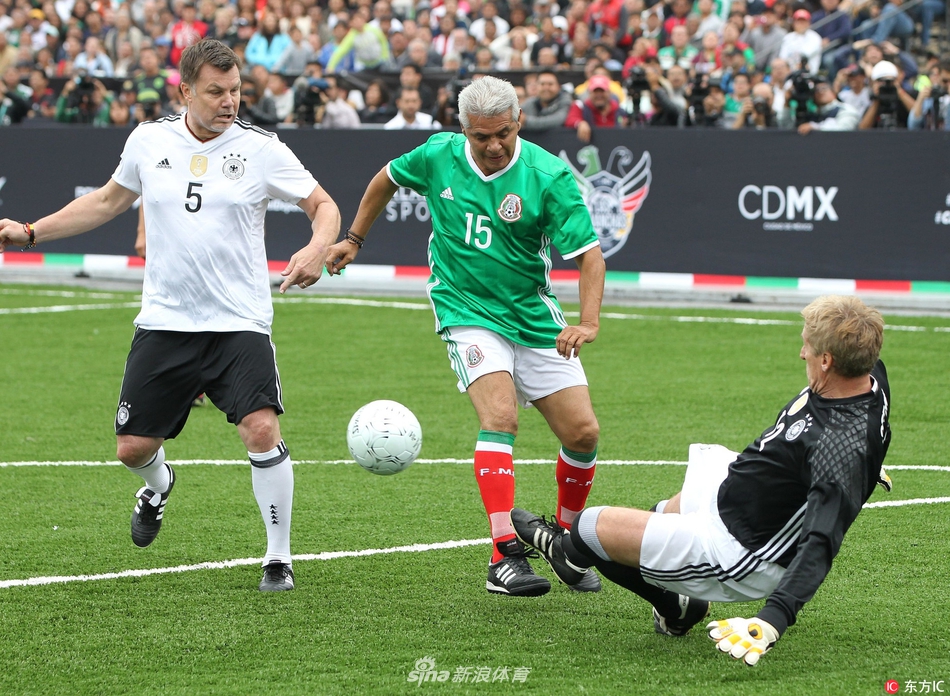 默特萨克、于大宝观战梅州U15vs浙江U15，并与小球员互动（默特萨克与于大宝到场观看梅州U15对阵浙江U15，并与小球员互动交流）